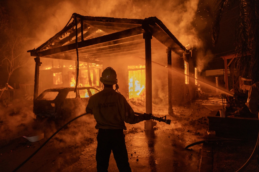 Los Angeles California Wildfires Are Getting Worse : Death Toll Rises to 10 While 35,000 Acres Have Been Burned